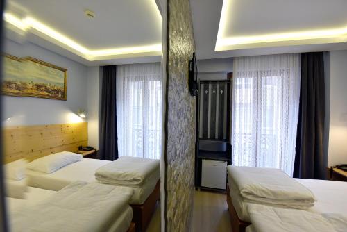 Small Double Room image 8