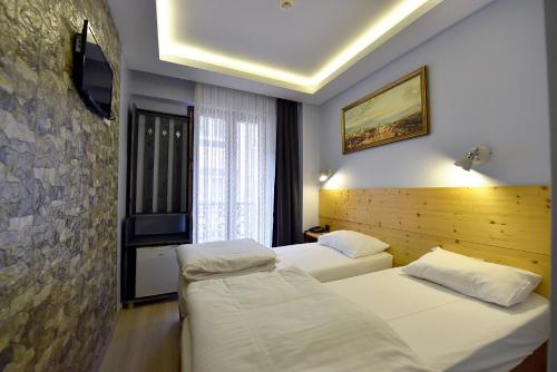 Small Double Room image 9