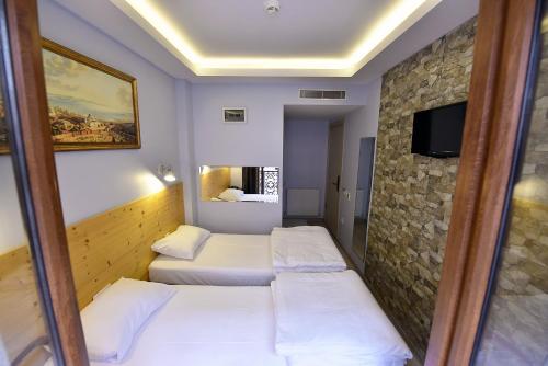 Small Double Room image 2