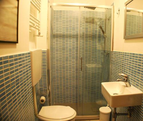 Double Room with Shared Bathroom image 9