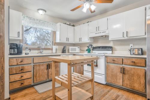 5 minutes to downtown and just minutes to military and hospitals in Colorado Springs, USA