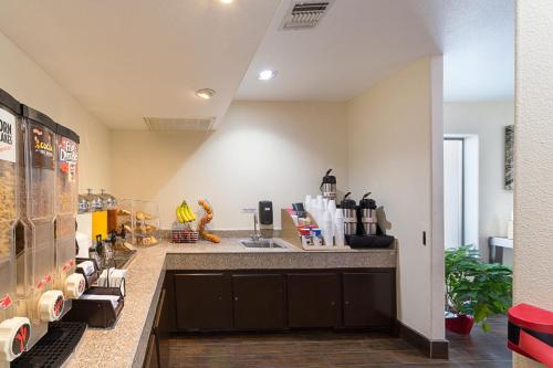 Super 8 by Wyndham New Braunfels I-35 - 식음료(F&B)