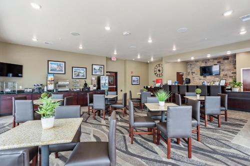 Cobblestone Hotel & Suites - Little Chute - image 10