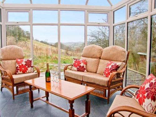Hendre Aled Farmhouse - image 8