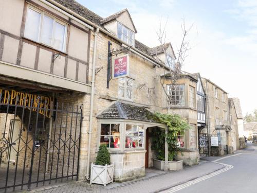 Greyhound Barn - image 4