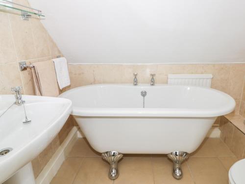 Lyndale Cottage - image 11