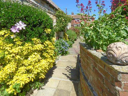 Lyndale Cottage - image 12