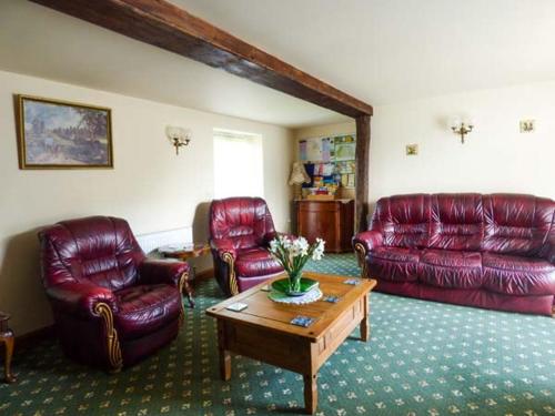 Mill Farm Barn - image 9