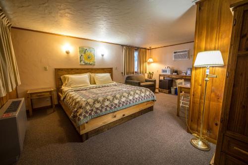 Riverside Motel - image 12