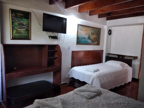 1 queen bed, 1 twin bed