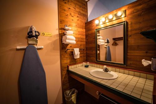 Riverside Motel - image 2