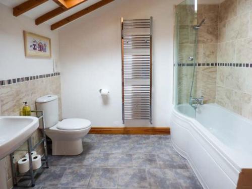 Banyo, The Barn Ivy Cottage in Kexby