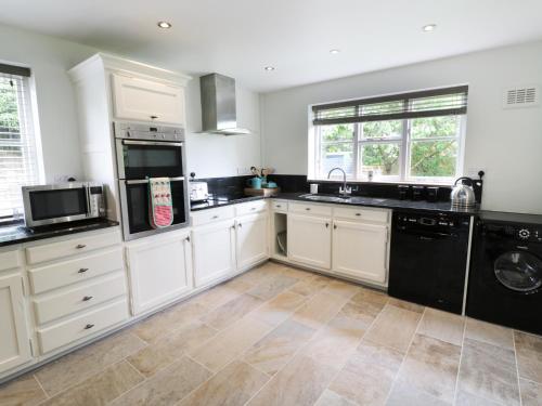 Pebworth Cottage - image 11