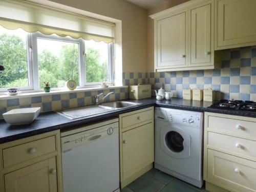 Kemps Eye Cottage - image 12