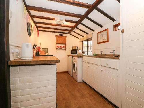 Swanfield Cottage - image 6