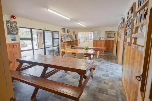 บริการและสิ่งอำนวยความสะดวก, Wilderness Backpackers in ฮาสท์