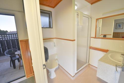 ห้องน้ำ, Wilderness Motel Accommodation in ฮาสท์