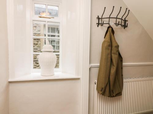 Whitefriars Lodge Settle - image 8
