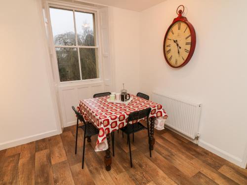 Whitefriars Lodge Settle - image 6
