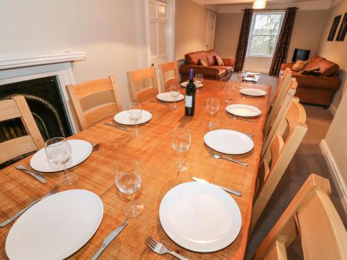 Whitefriars Lodge Settle - image 5