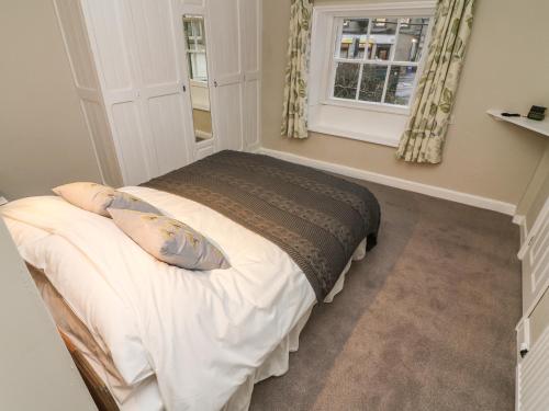Whitefriars Lodge Settle - image 9