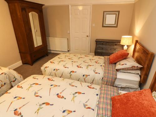 Whitefriars Lodge Settle - image 13