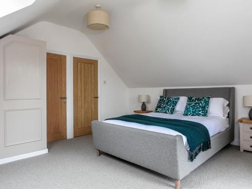 Woodmans Cottage Chippenham - image 2