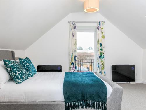 Woodmans Cottage Chippenham - main image