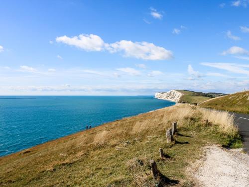 Fieldside Totland Bay - image 4
