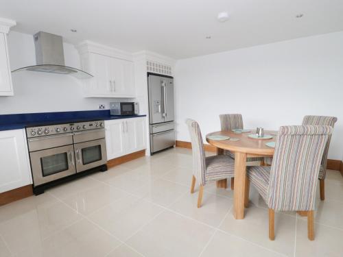 Beach House Apartment Tyn-y-Gongl - image 6