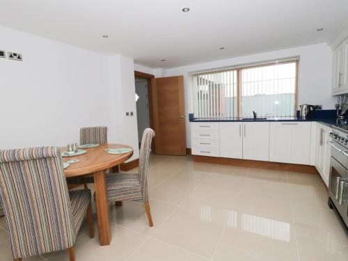 Beach House Apartment Tyn-y-Gongl - image 11