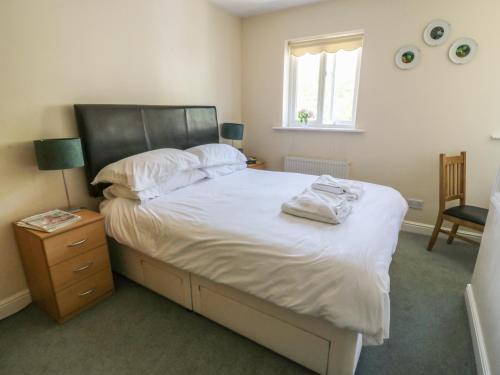 Bramble Cottage - Tap to explore photos