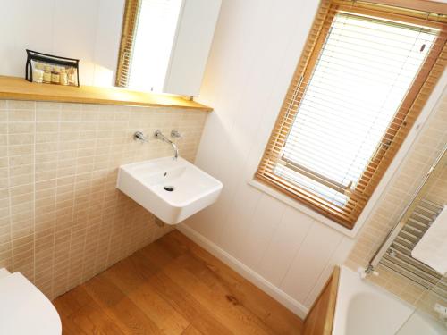 6 Streamside Looe - image 6