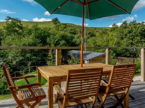 Exterior view, 6 Hedgerows in Lanreath