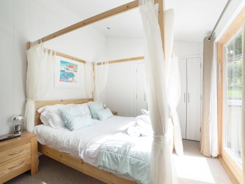 7 Streamside Looe - image 4