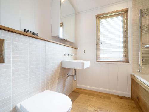 7 Streamside Looe - image 11
