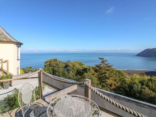 C S Lewis Balcony - Apartment - Lynton