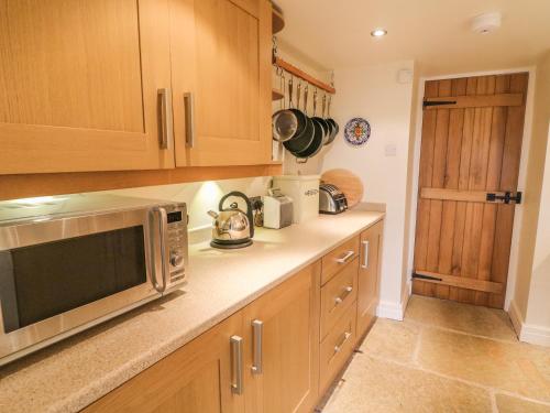 2 Storrs Cottages Carnforth - image 5