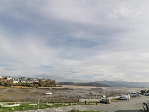 Sea View apartment Porthmadog - main image