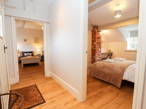 Commonwood Cottage Wrexham - image 10