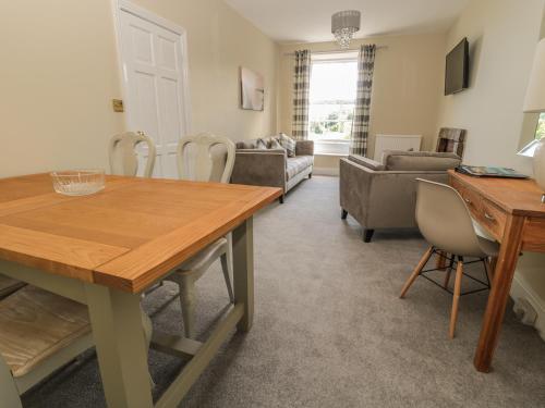Coquet View Apartment - image 5
