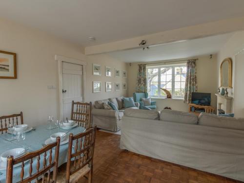 East Cottage - image 7