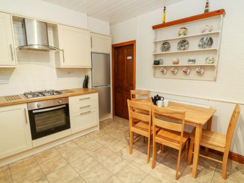 Old Codgers Cottage - main image