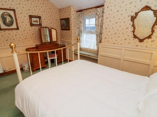 Old Codgers Cottage - image 4