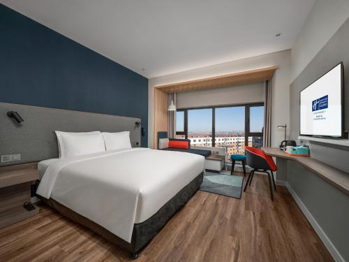 Holiday Inn Express CHANGCHUN JINGYUE Room Type - 1 King Standard