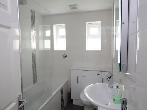 1 Lyndhurst - image 11