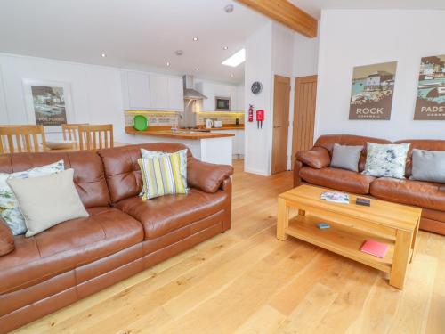 8 Lake View - image 4
