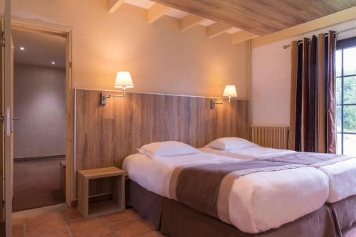 1 king bed, 2 twin beds