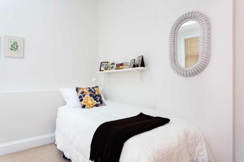 Veeve - One Bedroom Apartment in Hampstead - image 13