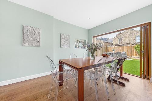 Veeve - Clapham Fairytale - image 5